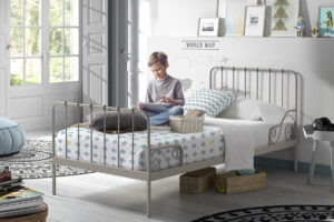 Metalen bed Alice van Vipack