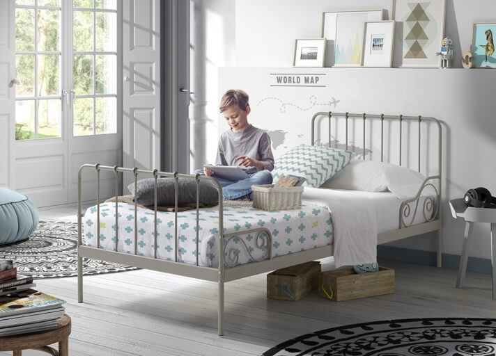 Metalen bed Alice van Vipack