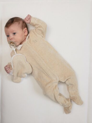 Kruippakje Velours Sand Maat 62 Poetree Kids