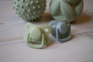 Fopspenen Moss Green 2-Pack 0-6M Filibabba