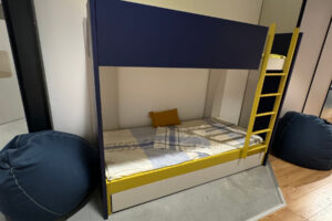 Toonzaalmodel Stapelbed met schuifdeurkleerkast Nardi