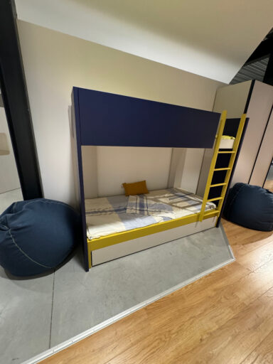 Toonzaalmodel Stapelbed met schuifdeurkleerkast Nardi