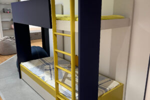 Toonzaalmodel Stapelbed met schuifdeurkleerkast Nardi